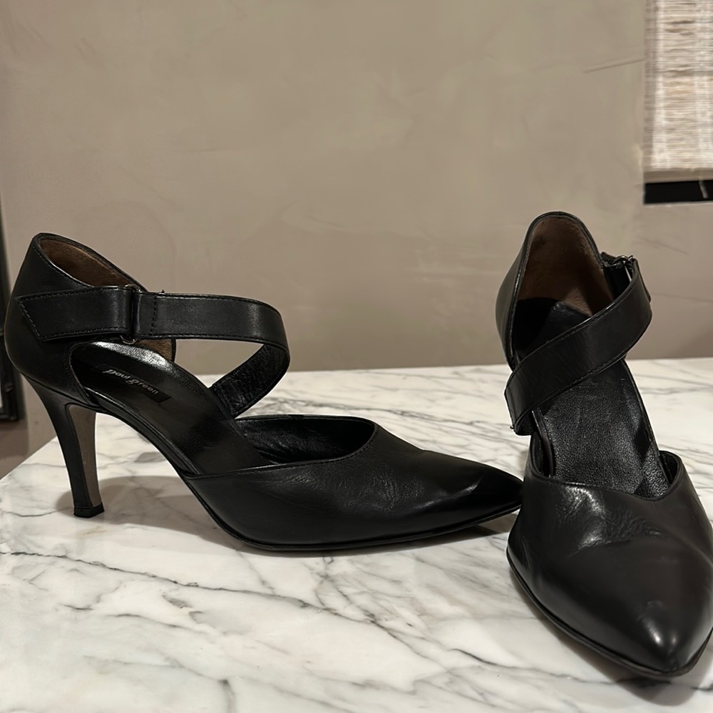 Gorgeous Paul Green black leather strappy pump, closed toe & super comfortable!